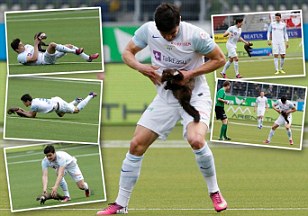 Hewan Liar Masuk Lapangan dan Gigit Pemain Bola